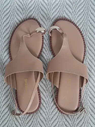 Sandália Feminina rasteira dedo - detalhe dourado - Cor.: Bege - Tam.: 37
