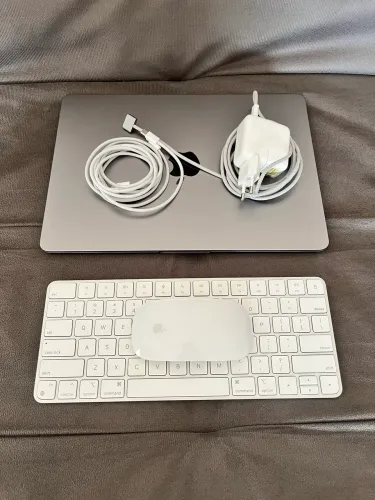 MacBook Air M2 + Magic Mouse + Magic Keyboard