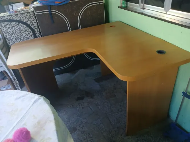 Mesa de  escritório  ou costura.