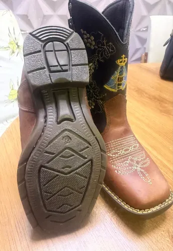 Bota. Tamanho 27      Contato 79- *