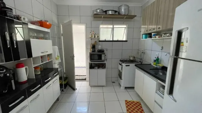 FS0 - Casa em Itapuã com Garagem 2/4