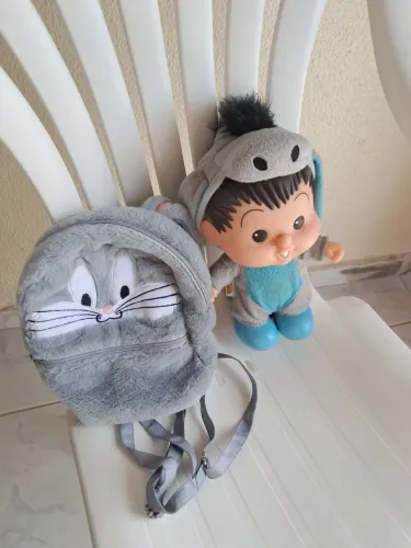 Boneco com a muchila. 