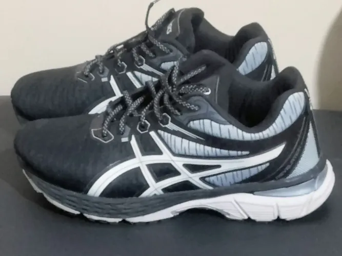 Tênis Asics número 38 ótimo estado.