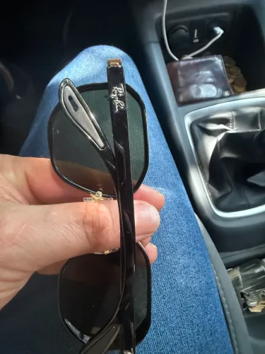 Vendo um óculos feminino seminovo Ray. ban