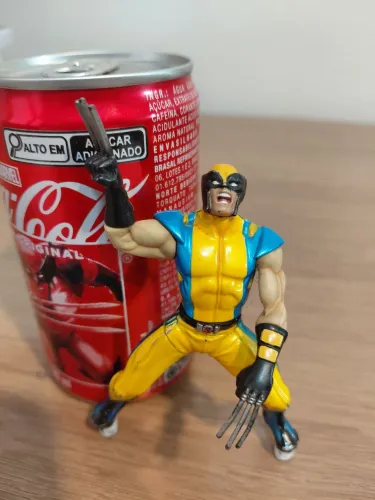 Boneco Wolverine Titanium Séries Diecast Hasbro + Lata Coca cola Wolverine Marvel