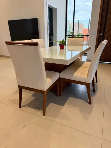 Mesa de jantar com 6 cadeiras