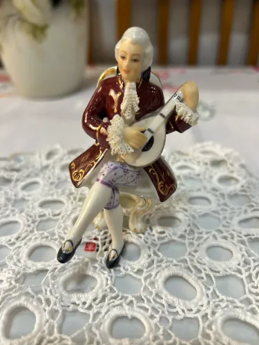 Antigo bibelô músico em porcelana - made in Japan 