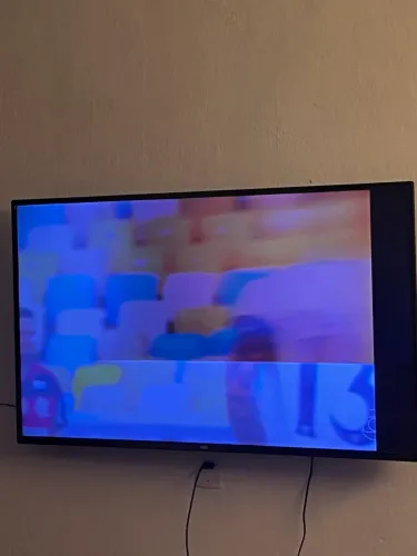 Vendo televisão para retirada de peça