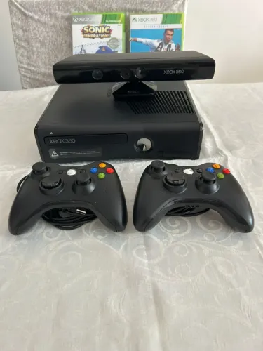 X box 360 com 2 jogos, 2 controles e kitnet