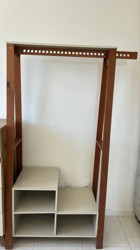 Closet aberto em ótimo estado e bem resistente 