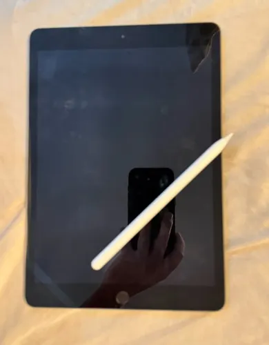 iPad A2270 + Apple Pencil