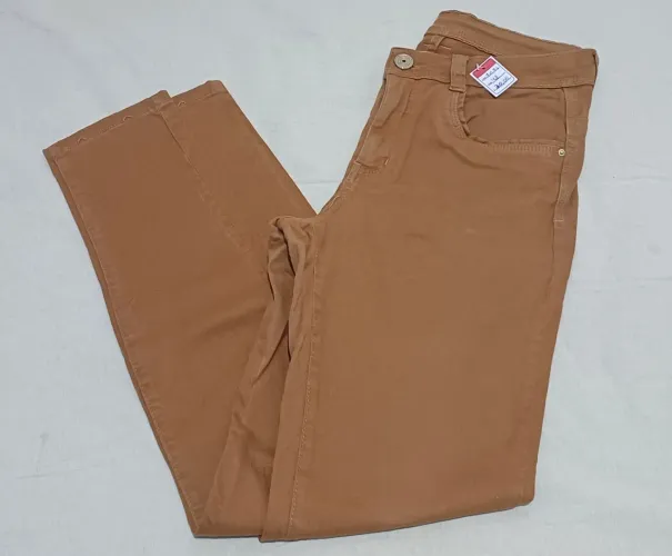 Calça jeans na cor marrom com laycra usada em bom estado tamanho 42