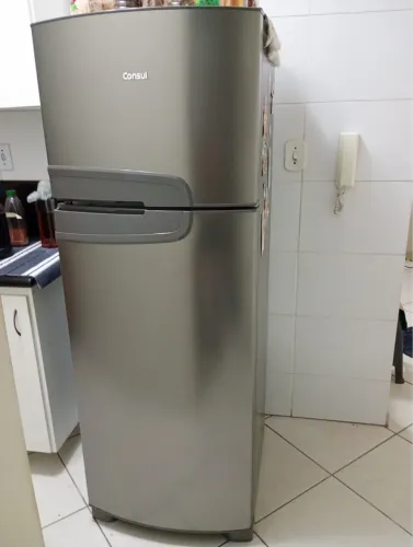 Vendo geladeira cônsul 340 litros por  900,00 me chama no chat