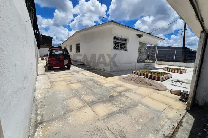 Alugo Casa Comercial na Avenida Recife