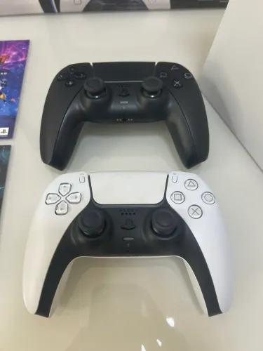 Vendo PS5, 1 ano de uso vários jogos, 2 controles com a caixa e nota fiscal