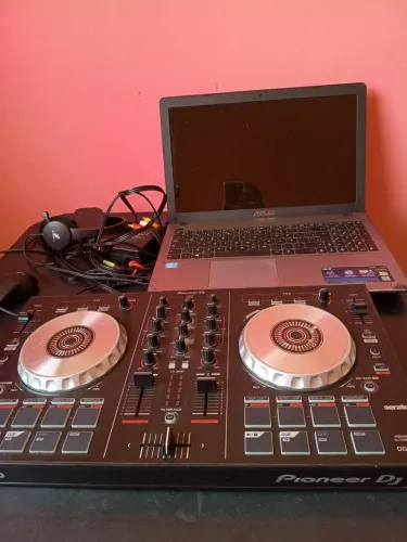 Vendo uma controladora e um notebook