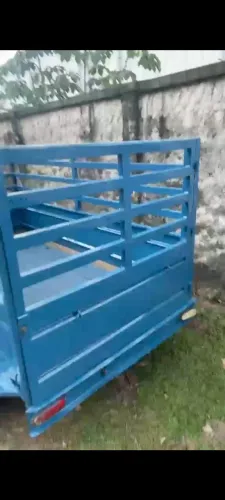 Vende se esse reboque carrocinha com 2 eixos toda revisada e com pintura Nova