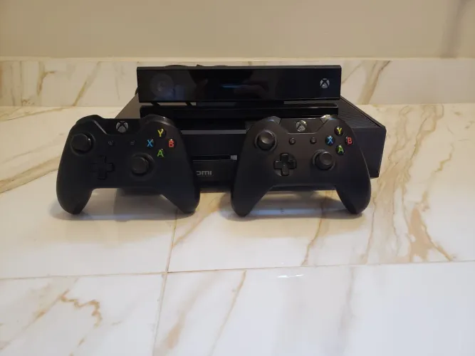 Xbox one fat, fontes 220V, 2 controles, guitarra do Guitar Hero e jogos