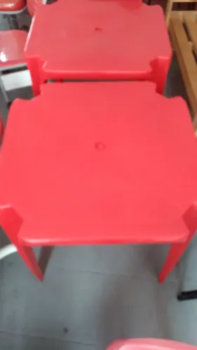 Conjunto mesa e cadeira de Plástico.