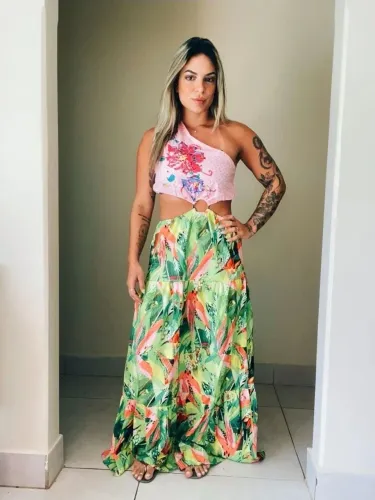 Vestido estampado longo recorte cintura ombro a mostra