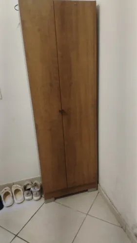 Guarda-Roupa 2 Portas em Madeira - Bom Estado