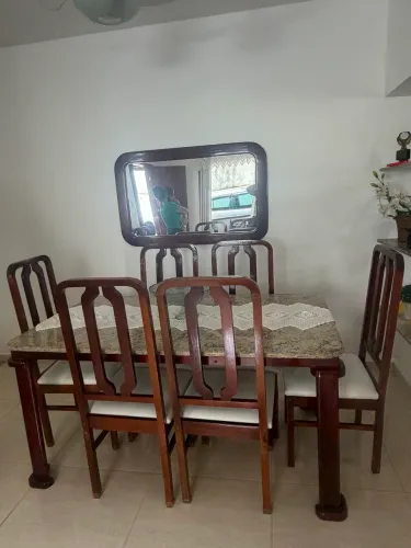 Mesa de granito com 6 cadeiras, mesa e cadeiras de madeira.