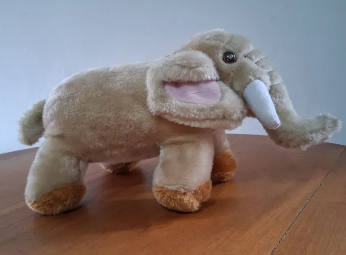 Elefante de pelúcia