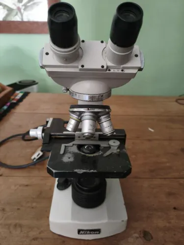 Microscópio óptico binocular da marca Nikon