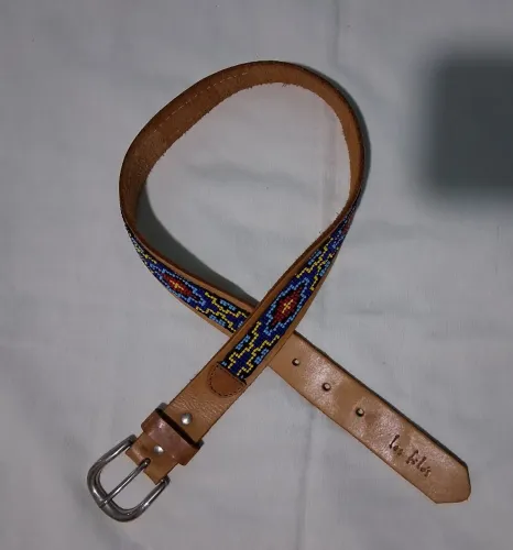 Cinto de couro com miçangas Les Filós