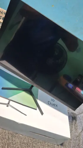 Monitor com defeito, olhe a descrição.