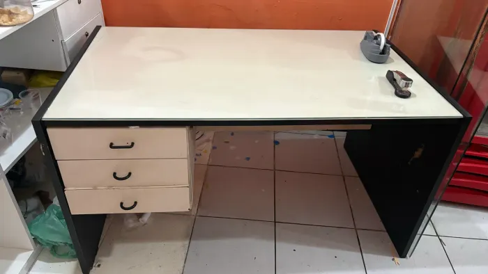 Mesa escritório com vidro em cima