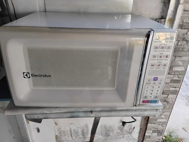 Microondas Electrolux 34 litros funcionando perfeitamente