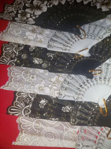 Leque plástico dobrável com estampas florais
