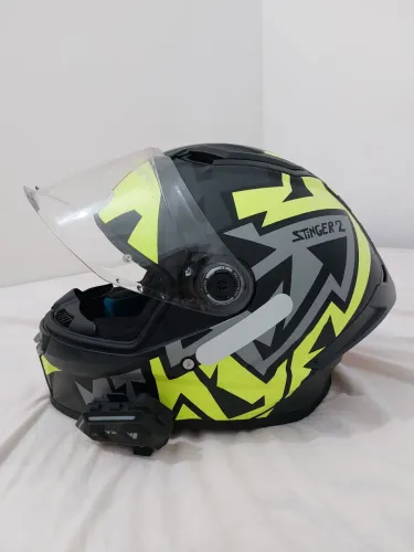 Kit capacete tam 60, jaqueta G e baú 45L com suporte
