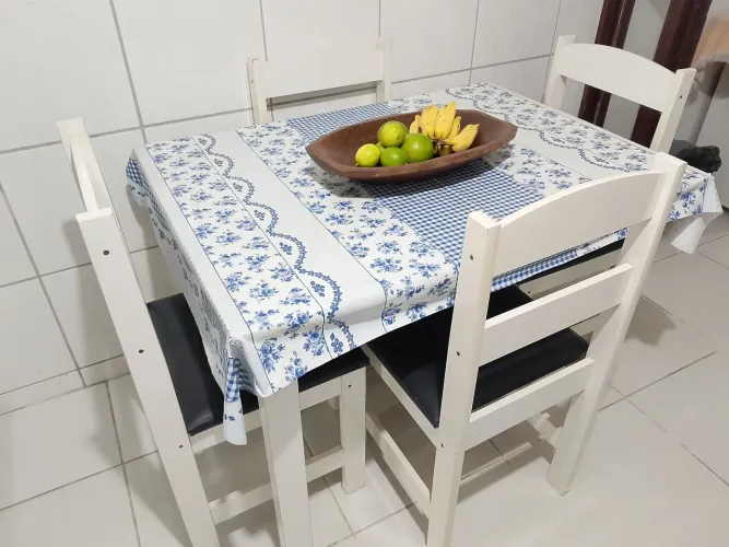 Mesa com 4 cadeiras. 70 X 1,00