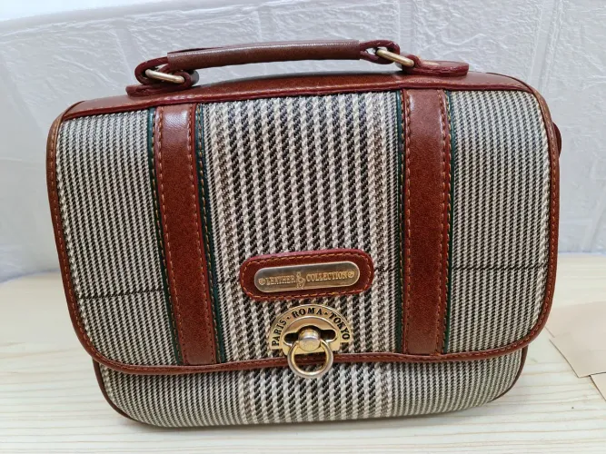 BOLSA MARROM TIRACOLO OU DE MÃO MUITO ELEGANTE EM EXCELENTE ESTADO