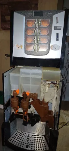 Máquina de café expresso multi bebidas saeco phedra  quentes revisada tudo ok 