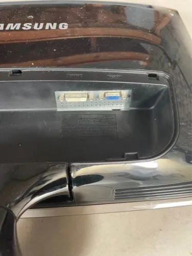 MONITOR SAMSUNG T190 DEFEITO (PARA RETIRAR PEÇAS OU ARRUMAR)
