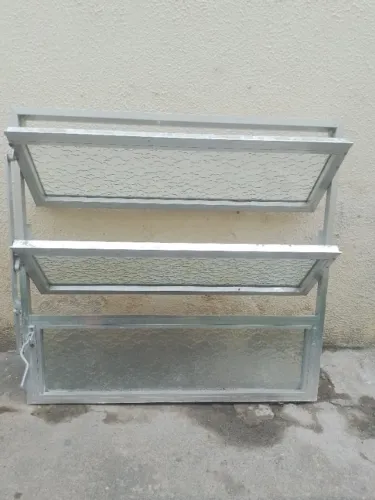 Vendo basculante em alumínio com vidros, usado.
