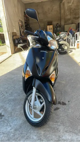 Motocicleta Lead