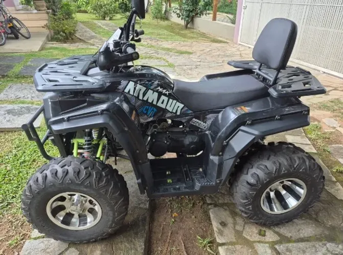 Quadriciclo 2025 4x2 automático a gasolina .