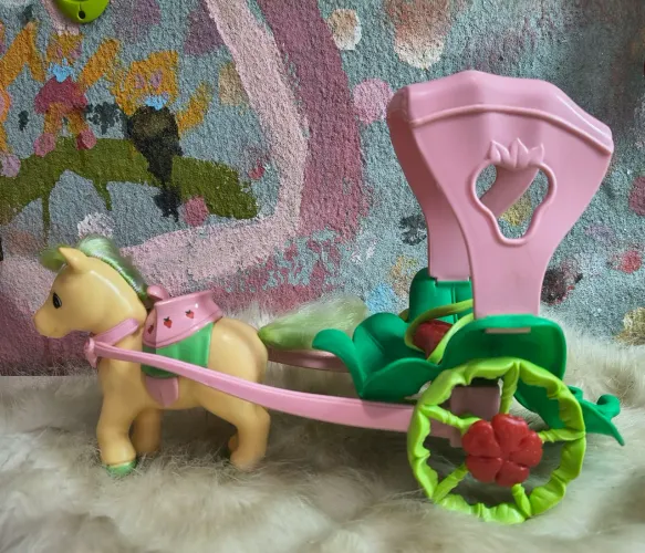 Brinquedo Pônei com charrete da Moranguinho brinquedo Estrela 