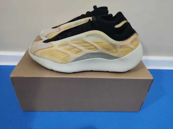 Yeezy 700 V3 Mono Safflower - tamanho 46