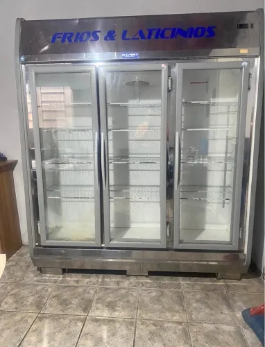 EXPOSITOR REFRIGERADO - 3 PORTAS