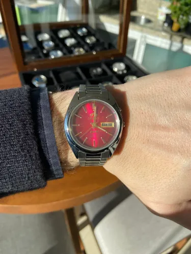 ORIENT TRÊS ESTRELAS AUTOMÁTICO - MOSTRADOR VERMELHO NOS