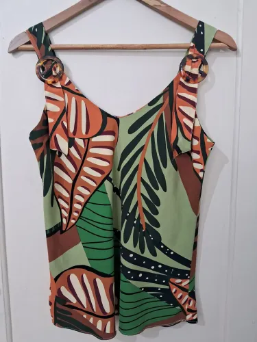 Blusa em viscose estampa tropical 