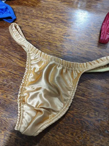 Cueca fio dental dourada