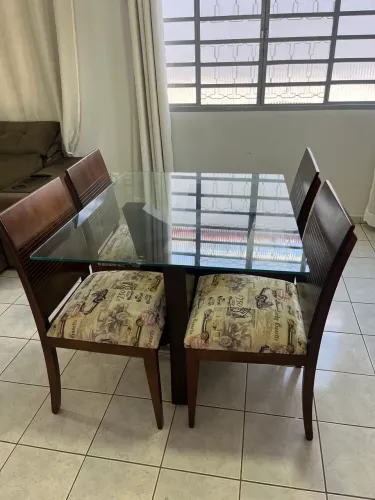 Mesa de vidro com 4 cadeiras