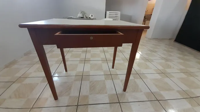 Mesa de madeira maciça com tampo revestido de fórmica c/ 1 gaveta_90x58x79 de altura