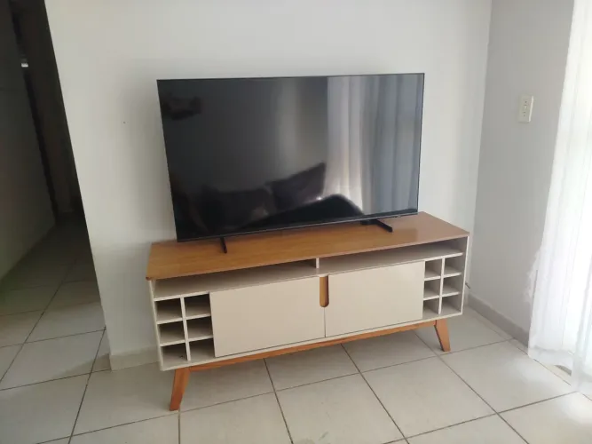 Rack para TV até 65" Off-white e Amadeirado com Nichos para Garrafas